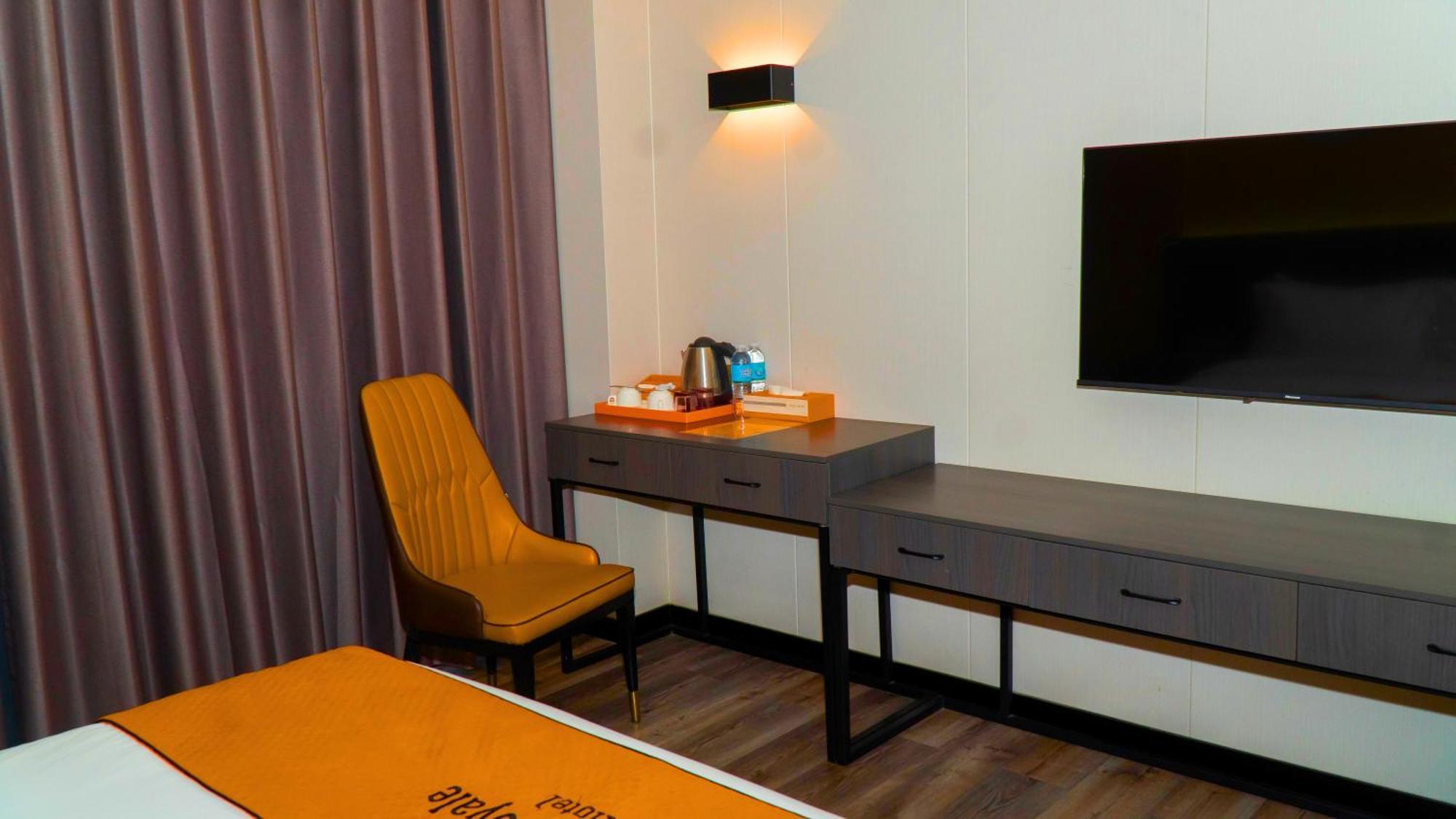 Venus Royale Hotel Корон Екстериор снимка